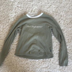 Tröja - Tröja från Peak Performance, jättefint skick, pris kan diskuteras🫶, storlek L men passar M