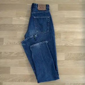 Levi’s 510 raka jeans, storlek W30L34. De är köpta för länge sen så tecken på andväning finns men de är hela. De är uppklippta ca 4 cm vid foten på båda sidor.