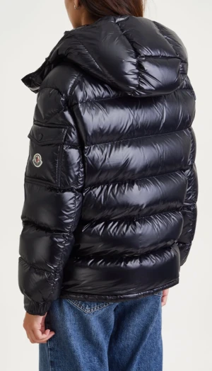 Monclear jacka - Hej jag söker en monclear jacka som ser ut ungefär så den måste vara äkta hör av dig till mig om du säljer en sådan jacka! Gärna någon som är i storleken  M elr S