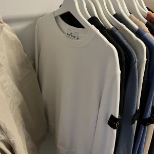 Stone Island Crewneck - Stone Island Crewneck, väldigt bra skick, inga fläckar eller hål, storlek Medium