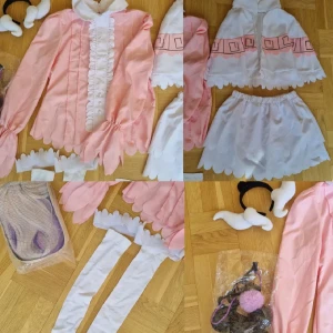 Kanna Kamui cosplay (Komplett) - Kanna kamui cosplay. Ingår: Strumpor med avtagbar top del, kjol, poncho, topp, peruk med bollar, svans, horn och skor. Mått: Toppdelen: midja 86cm, längd 51cm, ärm 49cm, byst 98cm Kjoldelen: längd 32cm, midja 62-82cm. Skorna är i storlek 38.