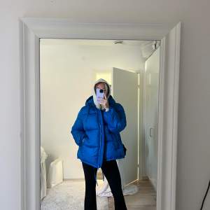 En blå tjock vinterjacka från H&M. Använd ett fåtal gånger så i väldigt bra skick. Storlek XL (ville ha den oversize o stor) och säljer för 150kr 💙💙 