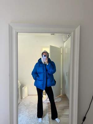 En blå tjock vinterjacka från H&M. Använd ett fåtal gånger så i väldigt bra skick. Storlek XL (ville ha den oversize o stor) och säljer för 150kr 💙💙 