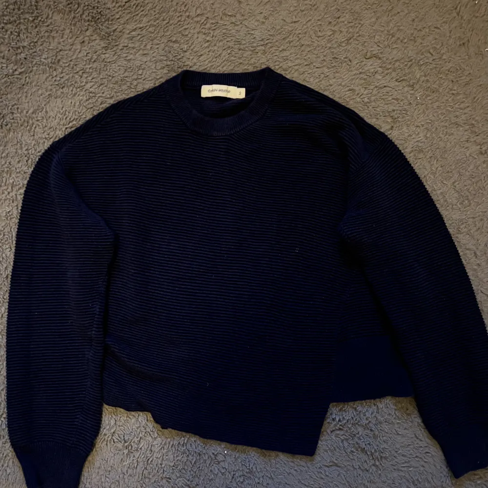 Mörkblå stickad tröja i storlek M. . Tröjor & Koftor.
