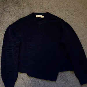 Mörkblå stickad tröja i storlek M. 