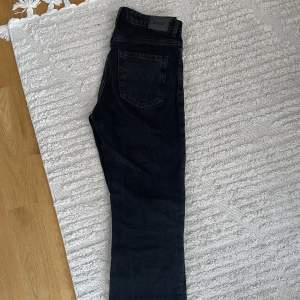 Grå/svarta raka jeans från Weekday! Klippt bort lappen i så vet inte exakt storlek. Tror det är 26/32 i storlek. Skulle säga att de motsvarar en xs-s💕