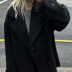 Nelly kappa  - Säljer Nelly kappan som är använd i  1 månad ungefär, köpt för 700 kr