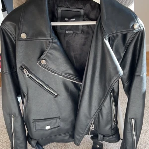 Skinnjacka - En supersnygg skinnjacka från pull&bear som inte kommer till användning längre men fortfarande super fint skick💕