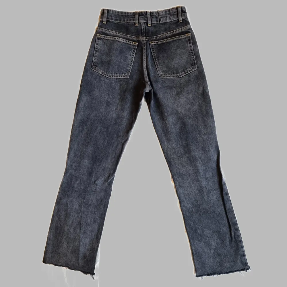 Storlek W26''. Passar uppskattningsvis XS/S. Urtvättad svart med bruna sömmar. Avklippt finish på benen. . Jeans & Byxor.
