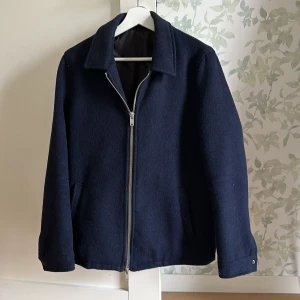 Asos overshirt  - Väldigt varm och skön Jacka/overshirt från asos jacka som inte säljs längre där.  Storlek = M  Skick = utmärkt 