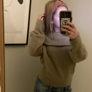 Offshoulder stickad tröja - As söt Offshoulder stickad tröja. Den är verkligen SVIN skön och mysig, jätte gullig också men kommer bara inte till användning tyvärr. Älskar, snabb affär uppskattas! Färgen är lite orättvis på bild men tröjan är beige. Tröjan är jätte sparsamt använd.