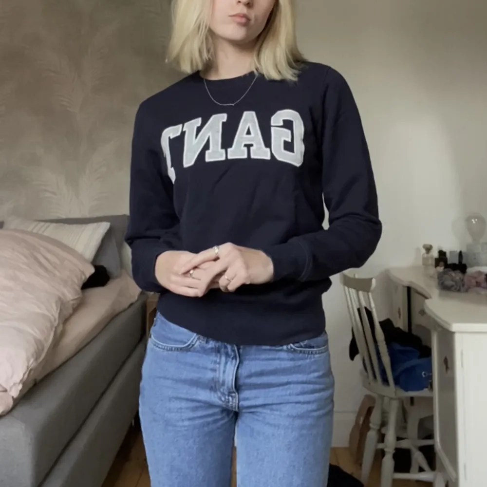 Säljer denna Gant tröjan då den inte kommer till så mycket användning längre! Inte använd många gånger så är i bra skick, perfekt för hösten nu🥰. Hoodies.