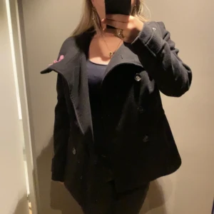 Kappa -  Jättefin kappa från H&M. Används inte längre, köptes ni för 499 kr. Är i gott skick, inga synliga defekter. Men det syns att den har används 