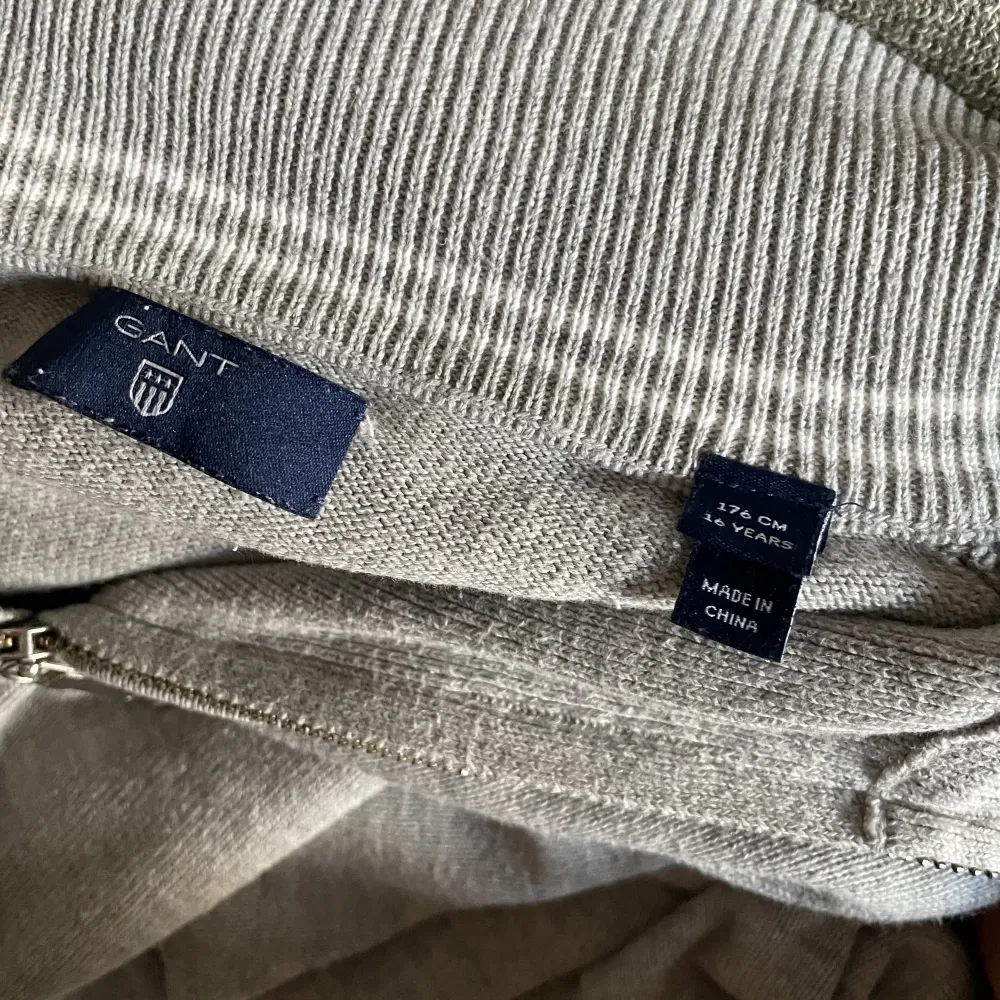 En grå stickad tröja från Gant med halv zip. Använd ett par gånger och skicket är 8/10 Pris kan diskuteras vid snabb affär. Tröjor & Koftor.
