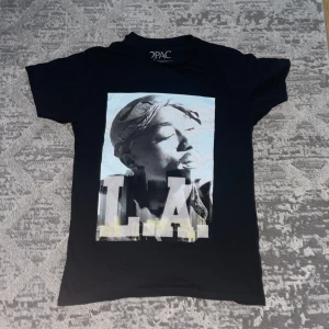 Tupac Tröja - Svart och blå/vit tupac tröja, aldrig använt förut 