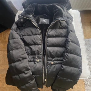 Vinterjacka  - Tjock och skön jacka ifrån Zara, värmer bra och är i nyskick. storlek L men passar även S/M