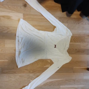 Vit vintage tröja!  - Köpt på en vintage second hand för 120 kr Använder inte längre. Skriv vid frågor💖