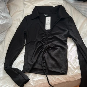 Tröja  - Säljer denna oanvända tröja ifrån Gina tricot. Köpte den för 279 kr
