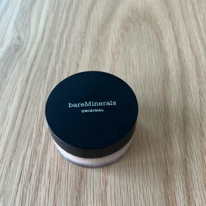 Bare minerals foundation - Fick den i present men vet att den är alldeles för mörk för mig tyvärr! Aldrig öppnad alltså. Färg: Medium Beige 12