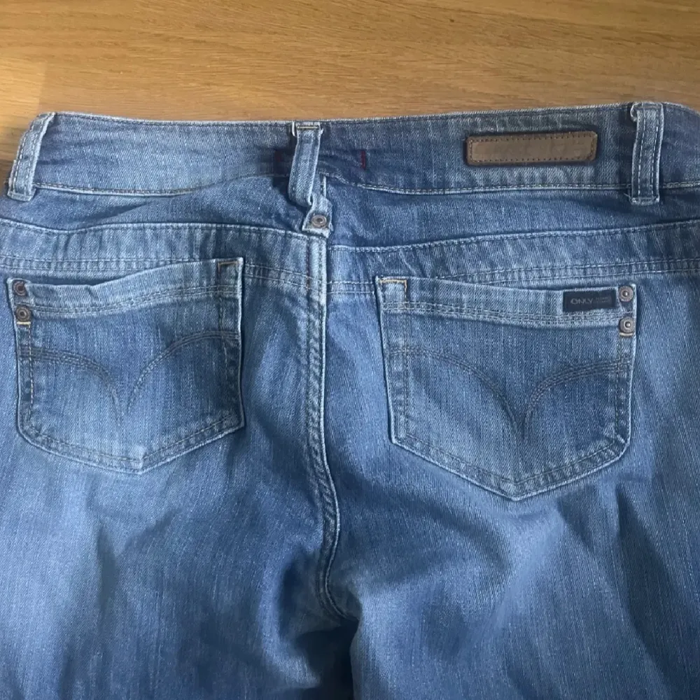 Lågmidjade jeans med fina fickor, från ONLY! Dom är superfina och jag köpte dom från en annan tjej på Plick men de var lite för stora så säljer vidare! (Förra säljarens bilder). Jeans & Byxor.