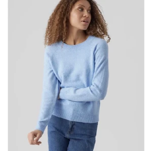 Vero Moda stickad tröja - Jätte mysig trendig stickad tröja från Vero Moda 💕 köpte här på plick, säljer pga att den är för stor, skulle behöva gå ner en storlek 💕 