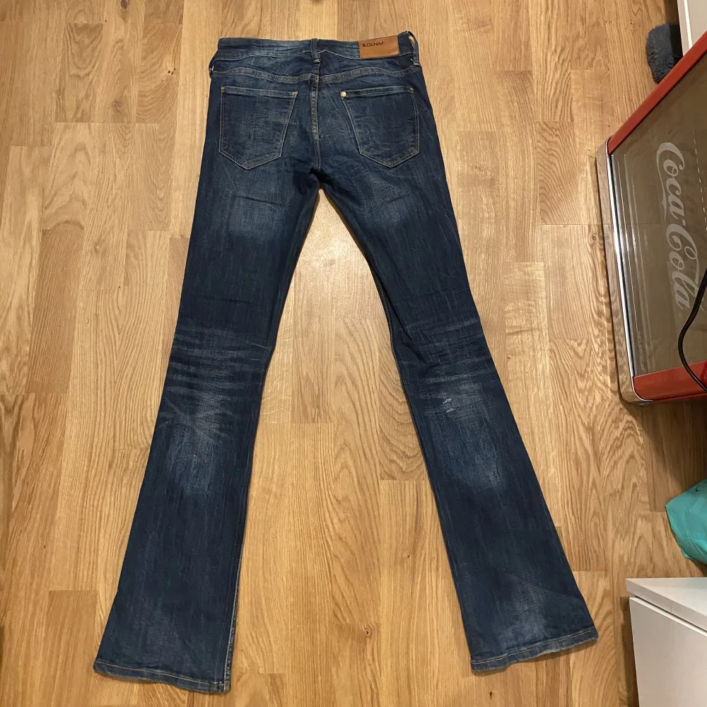Säljer mina lowwaist, bootcut byxor från märket ”&Denim”💐Dom är lite stretchiga men samtidigt lite tajta😅Men perfekt i längden för mig som är 162💘 Dom passar nog w25-27 Mått: Midja:36cm Innerben: 80 Yttreben/längd: 101cm. Jeans & Byxor.