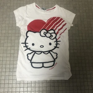 Hello kitty tröja  - jättesöt hello kitty tröja i storlek xs som inte kommer till användning🫶