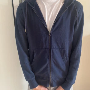 Blå zip hoodie från Jack and Jones  - Säljer min zip hoodie från Jack and Jones då den inte kommer till användning. Försiktigt använd och sicket är mycket bra. Inga defekter. 
