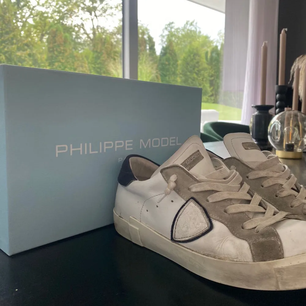 Säljer nu ett par phillipe modell, i andvänd skick, modellen ska även vara smutsig, normal i storleken, ny pris cirka 4000 kr. Kengät.