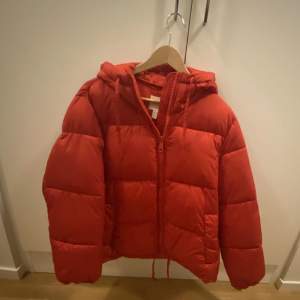 Skön och snygg jacka från H&M i storlek S men är lite oversized. Passar perfekt för kalla hösten och vintern. 