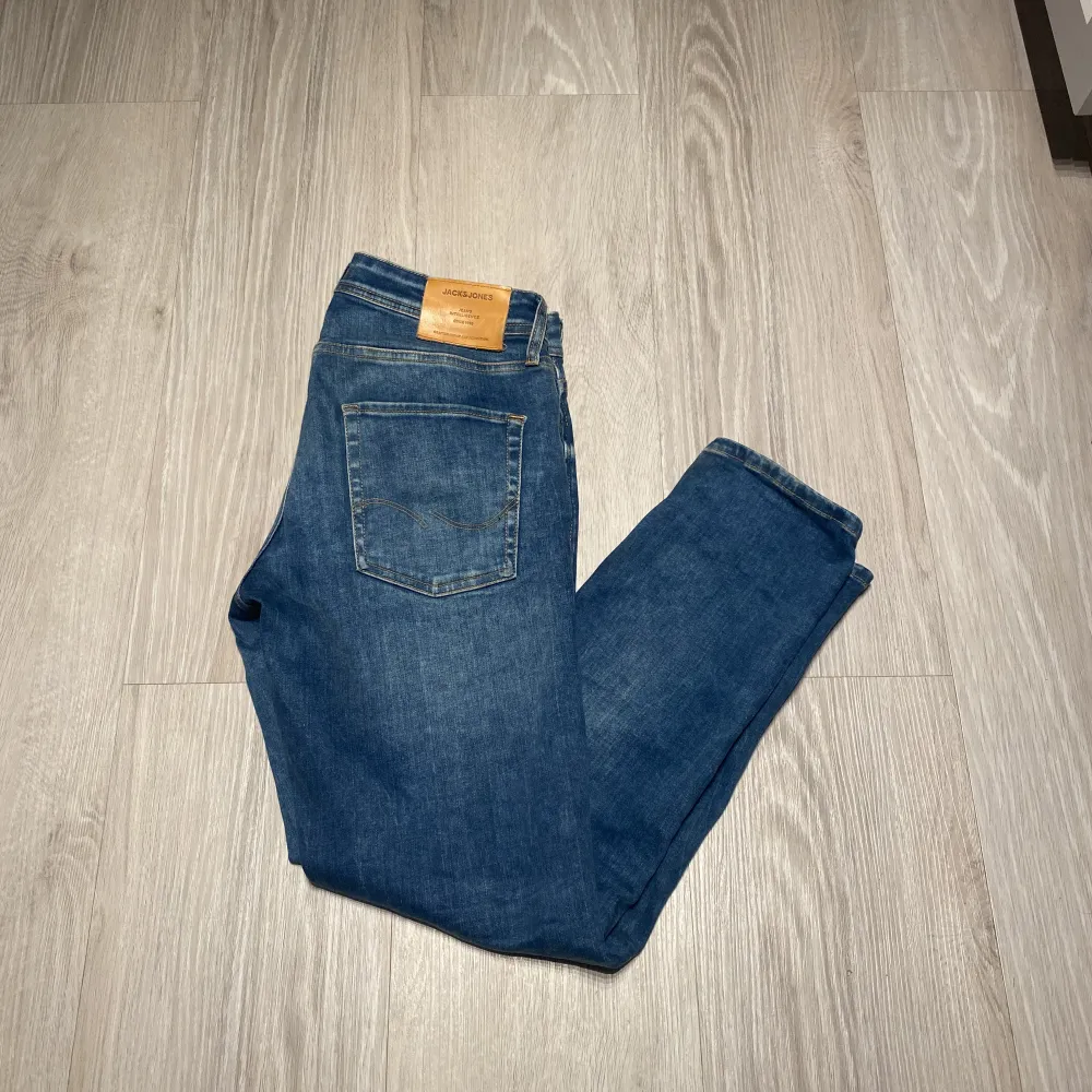 Säljer dessa jeans från jack n Jones. Skick 9/10. Pris kan diskuteras vid snabb affär. Nypris 900kr. Jeans & Byxor.