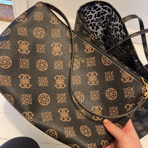 Guess väska  - Handväska  Ej använd , köpt för 6 månader sen  Jättefin  