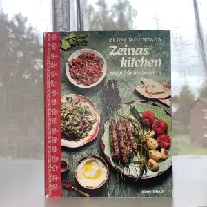 En helt ny kokbok av Zeina Mourtada. Tyvärr hade boken några små defekter på kanterna när jag fick hem den. Men i övrigt nyskick och oanvänd!! 