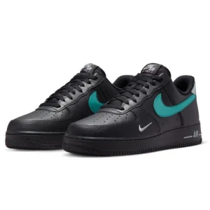 Nya air force 1 ' 07 - Helt nya svarta air force med kvitto. Köpt för 1449:-   Blå/turkos nike märke 