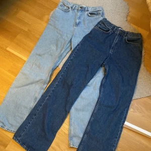 Jeans - Säljer 2 par jeans från demin day. Knappt använda och säljer pågrund av att de aldrig kommer till användning längre. Lite för långa för mig som är 160. Köp båda för 250kr eller 1 par för 150kr. Kom privat för frågor! 💗💗😇