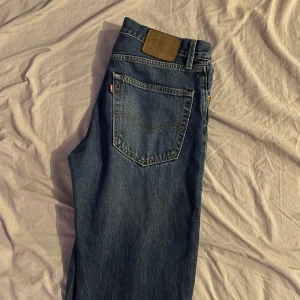 Levis 551 - Riktigt feta levis i välvårdat skick, ser i princip nya ut. Köpte dem på carlings för 1,3 men säljer för 300 eftersom jag inte har användning av dem längre. Nån fråga?? Tveka inte o kontakta mig dm!🤙🤝🔥
