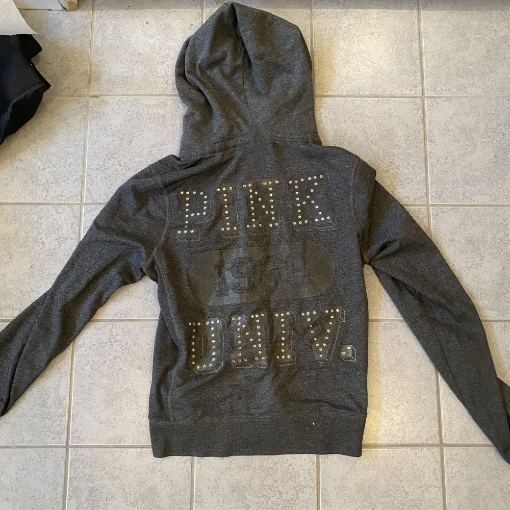 Zip hoodie från Victoria secret🩶unik går inte att köpa längre! 200kr. Hoodies.