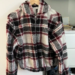 Höstjacka  - Jättesöt höstjacka från Bershka i Teddy-material. 