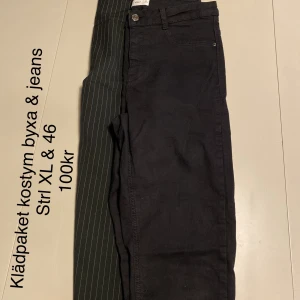 Byx packet - 2 par byxor. Svart randiga kostymbyxor och svarta jeans. Storleken är ca XL & 46