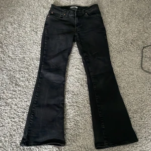 Bootcut jeans - Säljer dessa jättefina bootcut jeans från Gina, lågmidjade. Sytt upp de lite så passar någon som är 160-165 ish. Inte myxket använda så jättefint skick. 