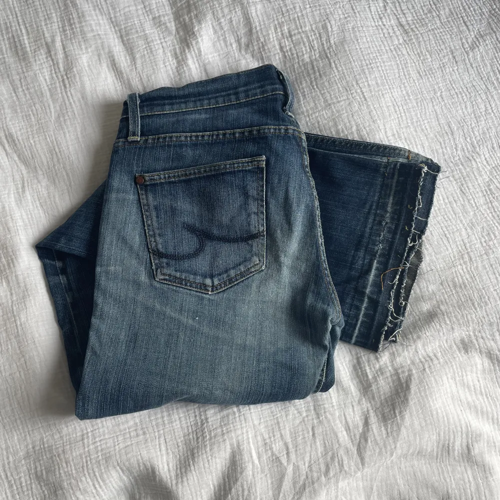 Lågmidajde jeans från Crocker med snygga detaljer. Midja: 41 höfter: 52 innerbensmått: 83 Har lagt ner dem så att de passar mig som är 175 i längden. lite slitna på ena benet men annars i så fint skick. ❣️Tveka inte på att skriva om du undrar något.. Jeans & Byxor.