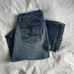 Lågmidajde jeans från Crocker med snygga detaljer. Midja: 41 höfter: 52 innerbensmått: 83 Har lagt ner dem så att de passar mig som är 175 i längden. lite slitna på ena benet men annars i så fint skick. ❣️Tveka inte på att skriva om du undrar något.