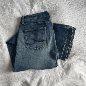 Lågmidajde Jeans - Lågmidajde jeans från Crocker med snygga detaljer. Midja: 41 höfter: 52 innerbensmått: 83 Har lagt ner dem så att de passar mig som är 175 i längden. lite slitna på ena benet men annars i så fint skick. ❣️Tveka inte på att skriva om du undrar något.