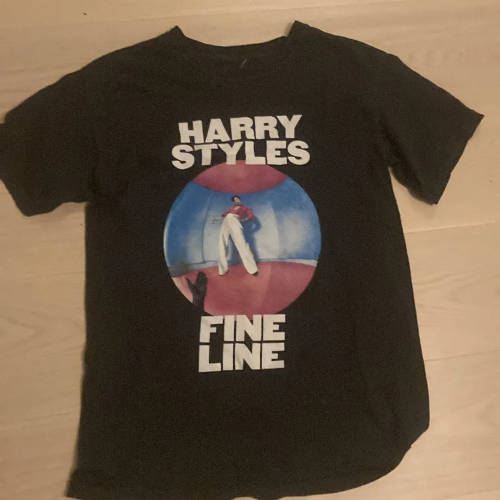 Harry Styles merch!! Går inte att köpa på hemsidan längre.. T-shirts.