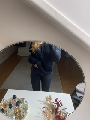 Weekday jeans! - Jättefina grå/svarta jeans från weekday i storlek 28/32. Väldigt bra skick! Passar till varje outfit.