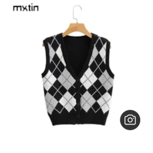 Väst - Stickad rutig väst. Står att den är onesize men den är rätt liten så skulle säga S eller XS