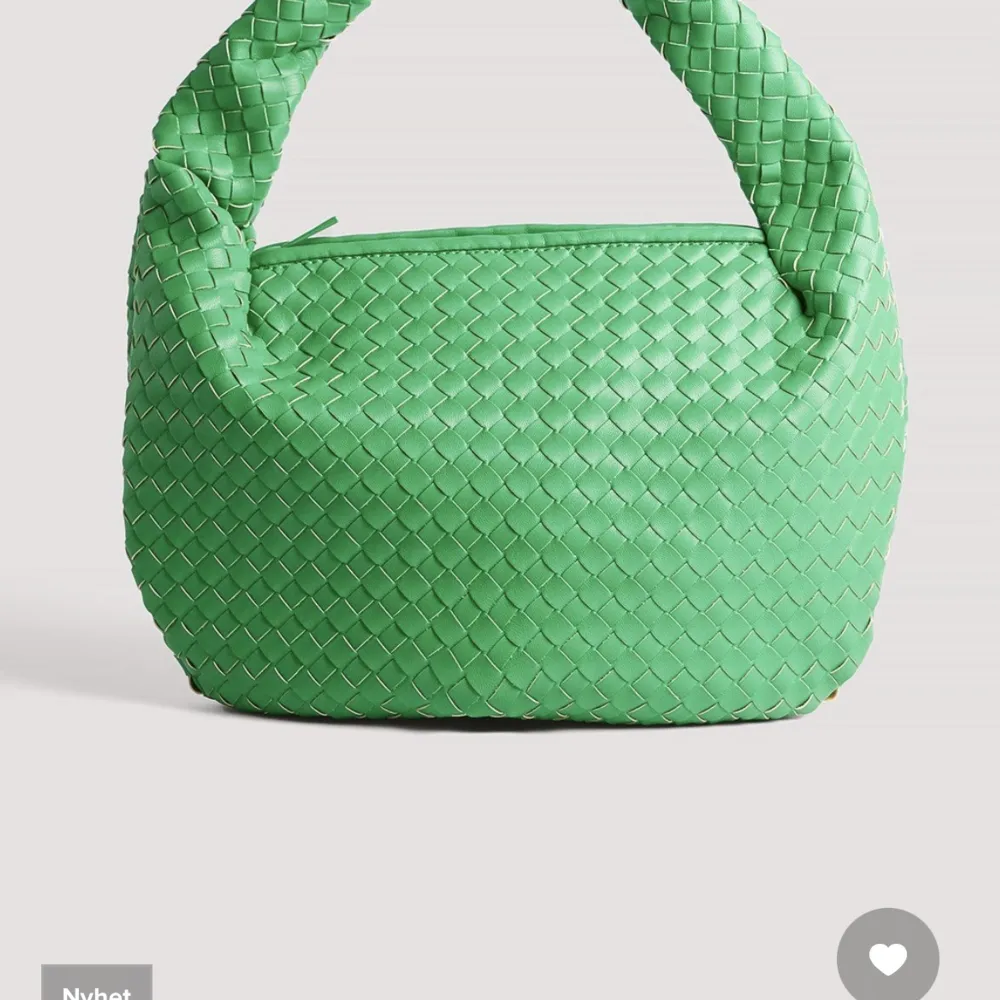 Grön väska från NA-KD. Liknande klassiska Bottega Veneta väskan. Nypris 599 kr. Aldrig använd, mycket fint skick.. Väskor.