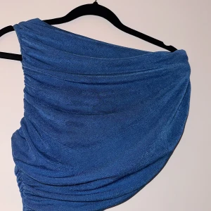 Blå topp  - En blå topp som är sned skuren från shien i storlek L, knappt använd då den är för liten💙