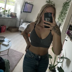 Grå topp - Fin grå topp! Använd få gånger, Superskön med knäppe där bak som på en bh!