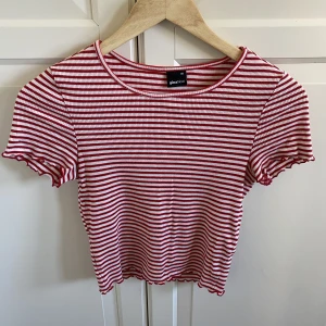 Randig T-shirt GinaTricot  - Säljer min randiga T-shirt från GinaTricot! Bra skick, storlek Xs. Mitt pris: 40kr! Skriv om du har någon fråga eller vill ha fler bilder! ✨